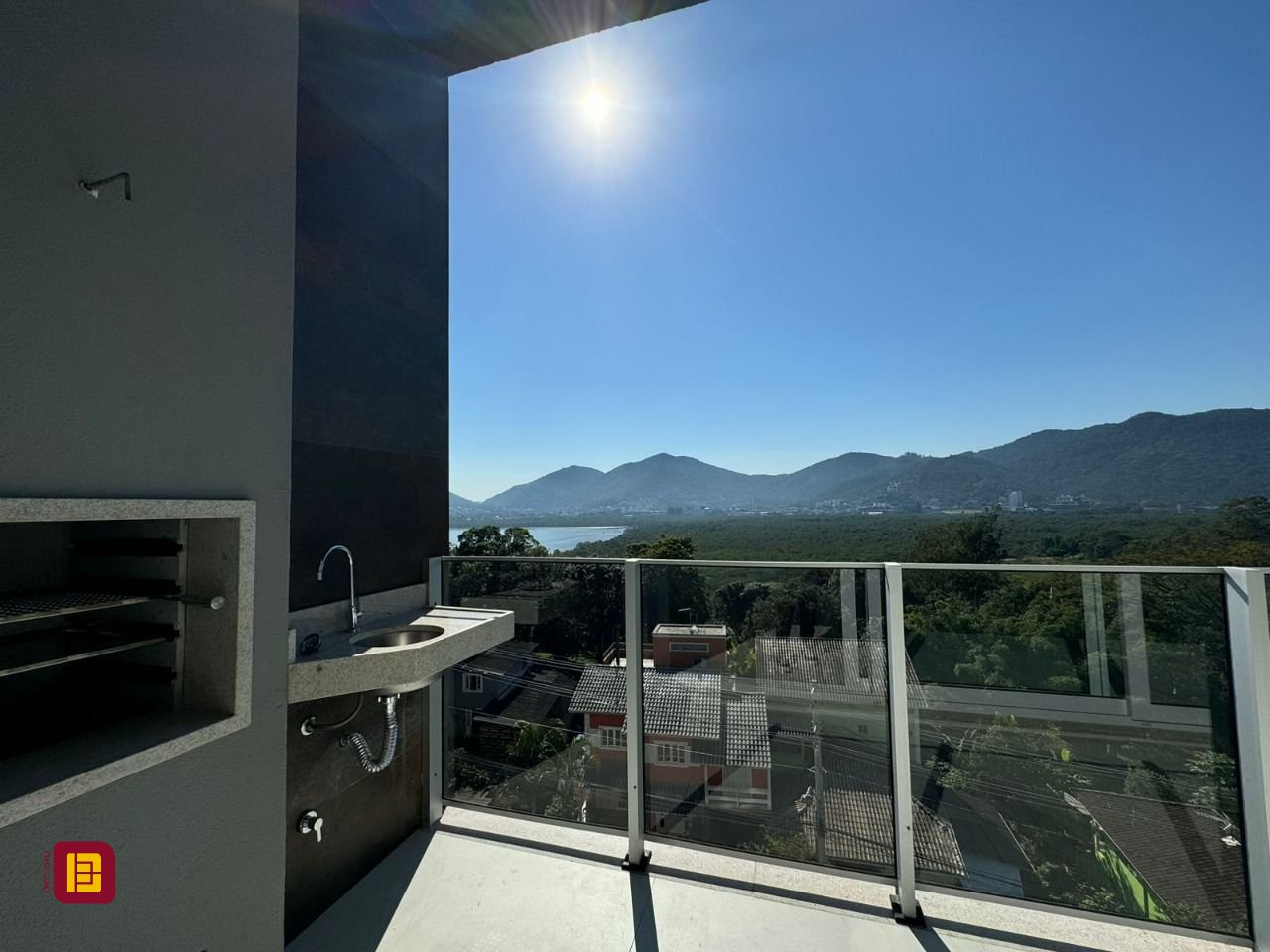 Apartamento com 133m², 6 quartos (sendo 3 suítes), 2 garagens, no bairro João Paulo em Florianópolis