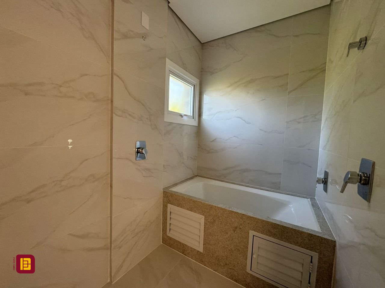 Apartamento com 133m², 6 quartos (sendo 3 suítes), 2 garagens, no bairro João Paulo em Florianópolis