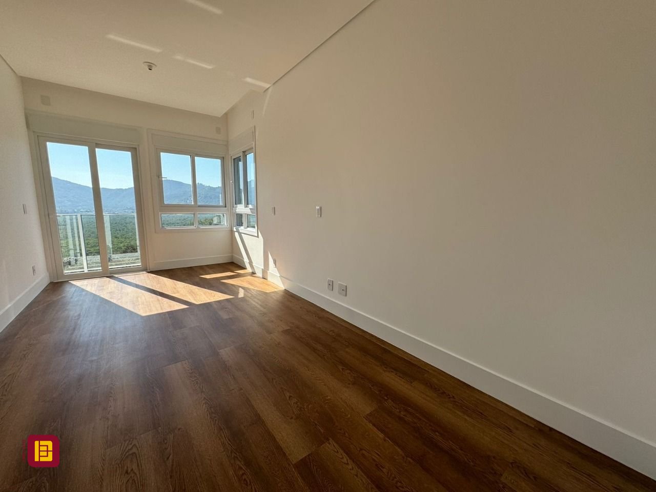 Apartamento com 133m², 6 quartos (sendo 3 suítes), 2 garagens, no bairro João Paulo em Florianópolis