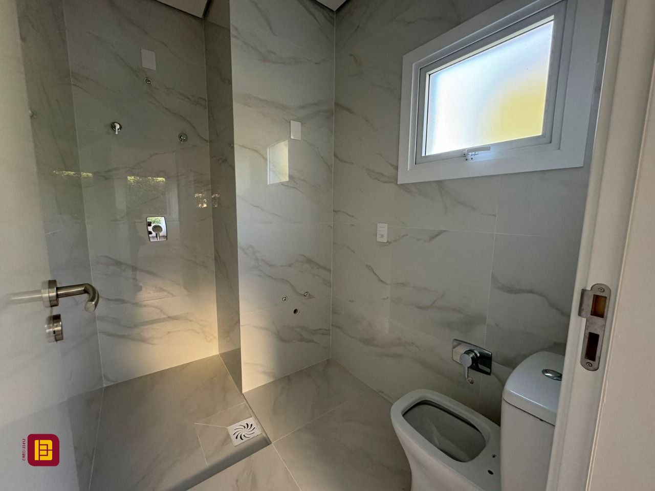 Apartamento com 133m², 6 quartos (sendo 3 suítes), 2 garagens, no bairro João Paulo em Florianópolis