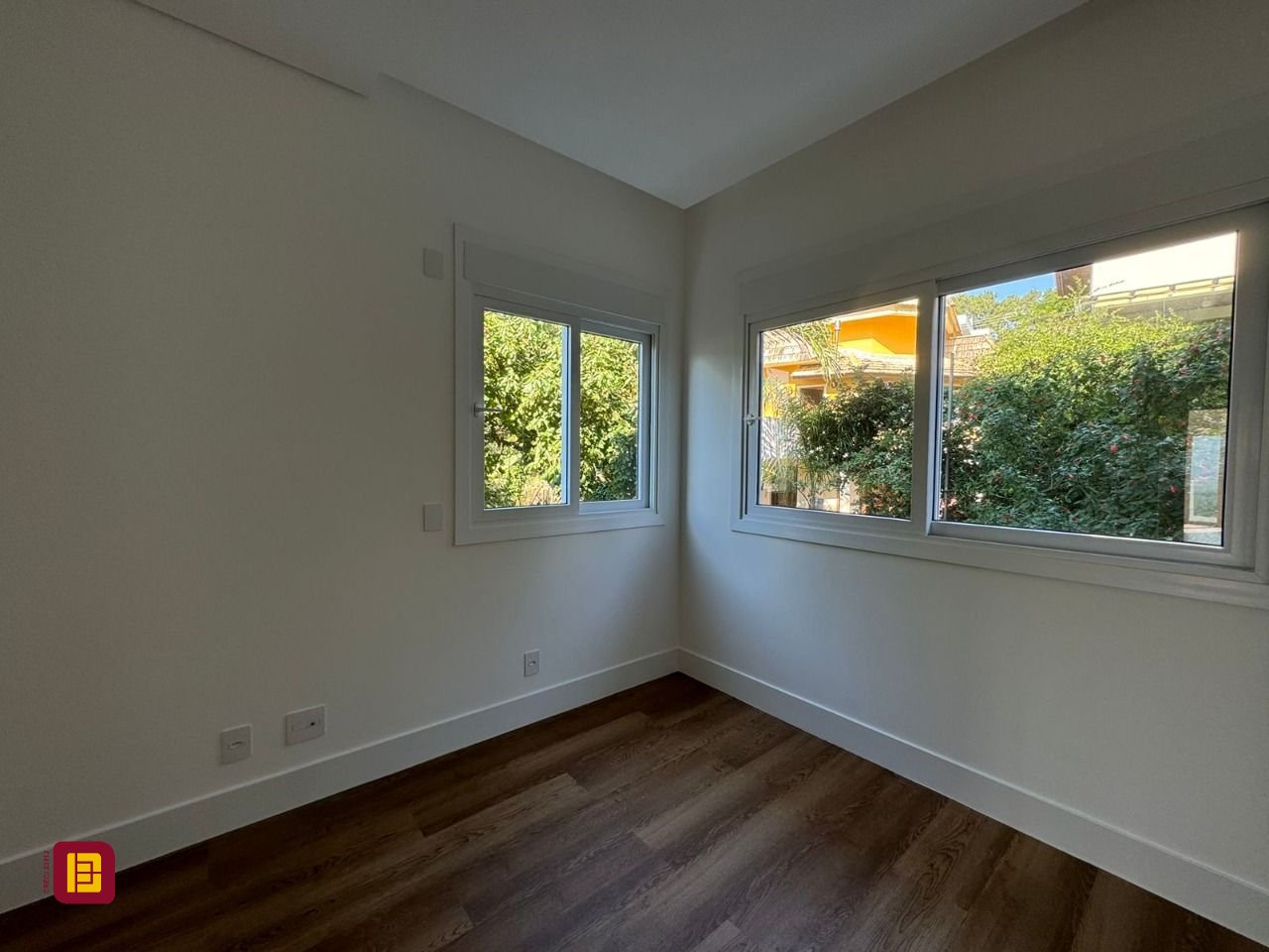 Apartamento com 133m², 6 quartos (sendo 3 suítes), 2 garagens, no bairro João Paulo em Florianópolis