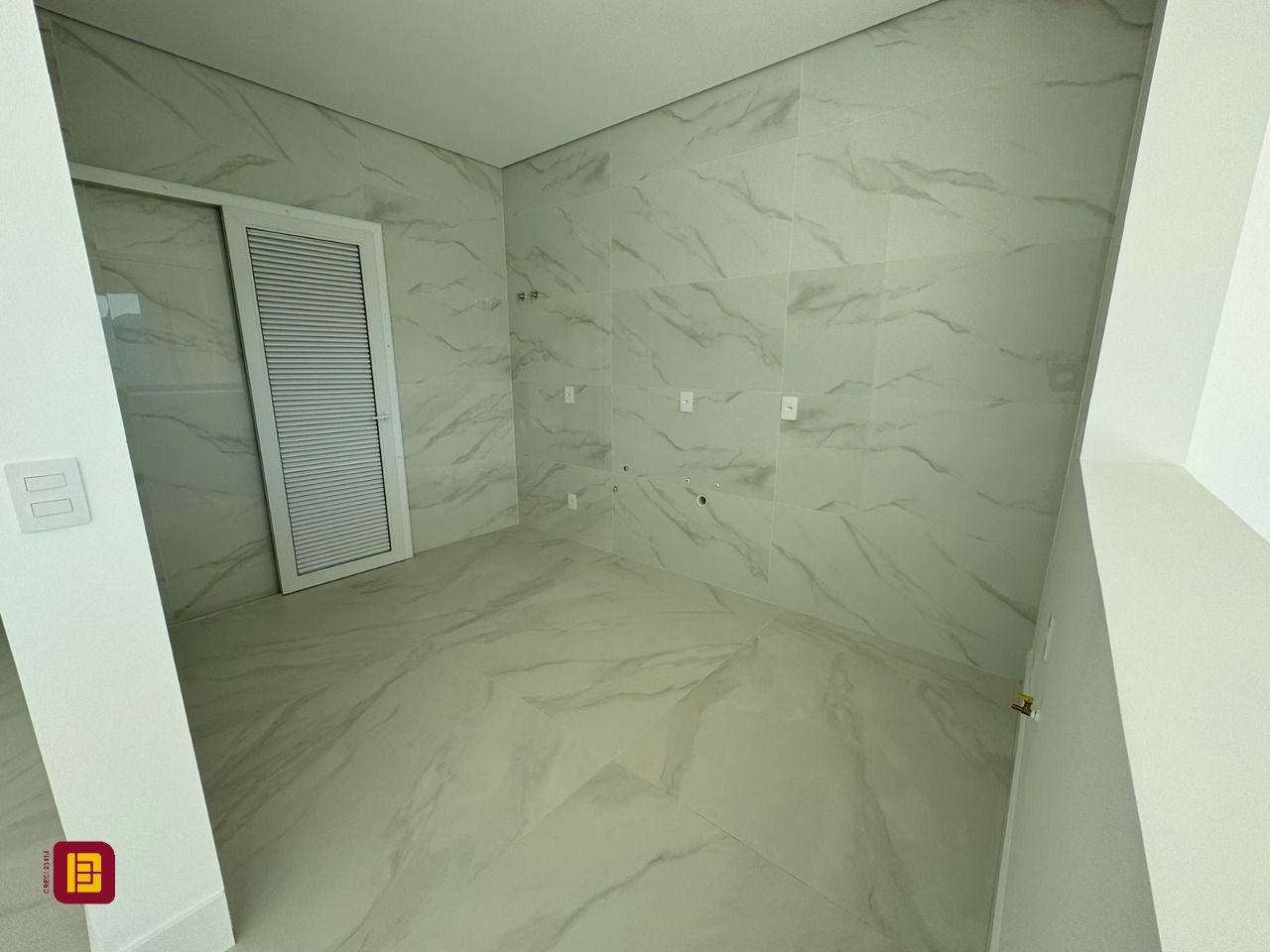 Apartamento com 133m², 6 quartos (sendo 3 suítes), 2 garagens, no bairro João Paulo em Florianópolis