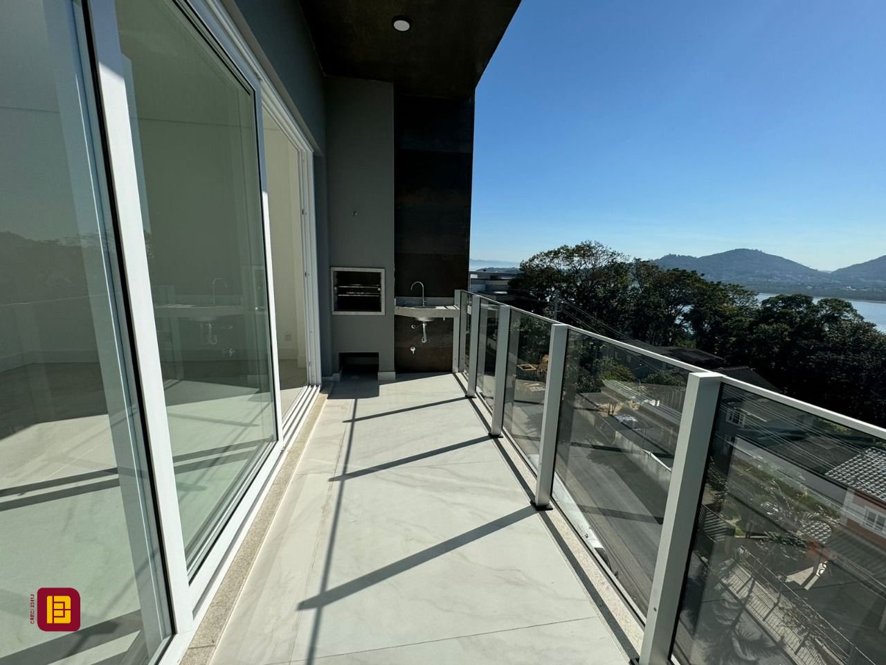 Apartamento com 133m², 6 quartos (sendo 3 suítes), 2 garagens, no bairro João Paulo em Florianópolis