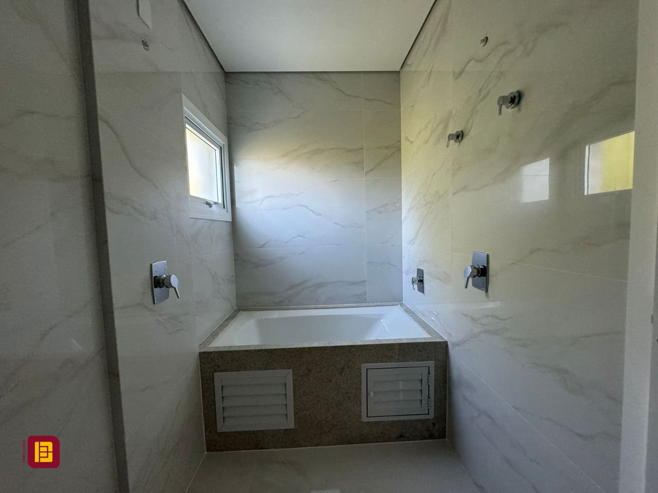 Apartamento com 133m², 6 quartos (sendo 3 suítes), 2 garagens, no bairro João Paulo em Florianópolis