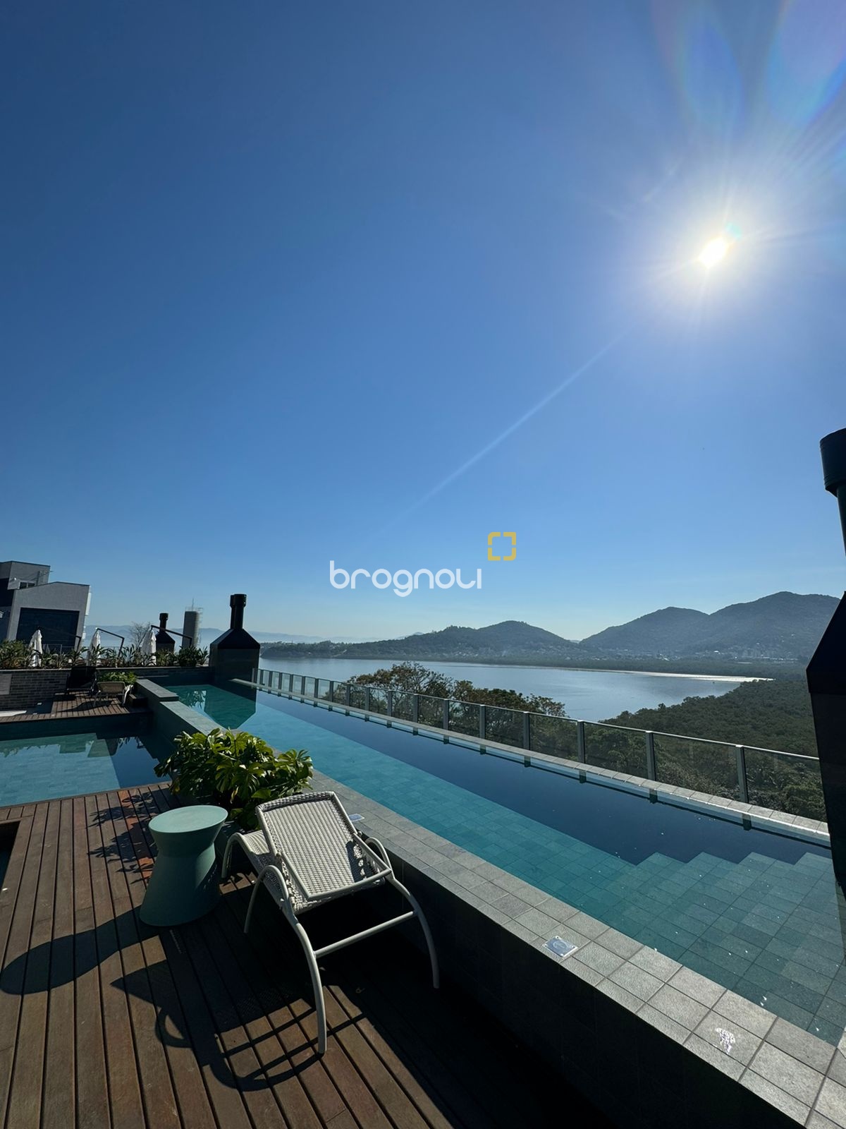 Apartamento com 133m², 3 quartos (sendo 3 suítes), 2 garagens, no bairro João Paulo em Florianópolis