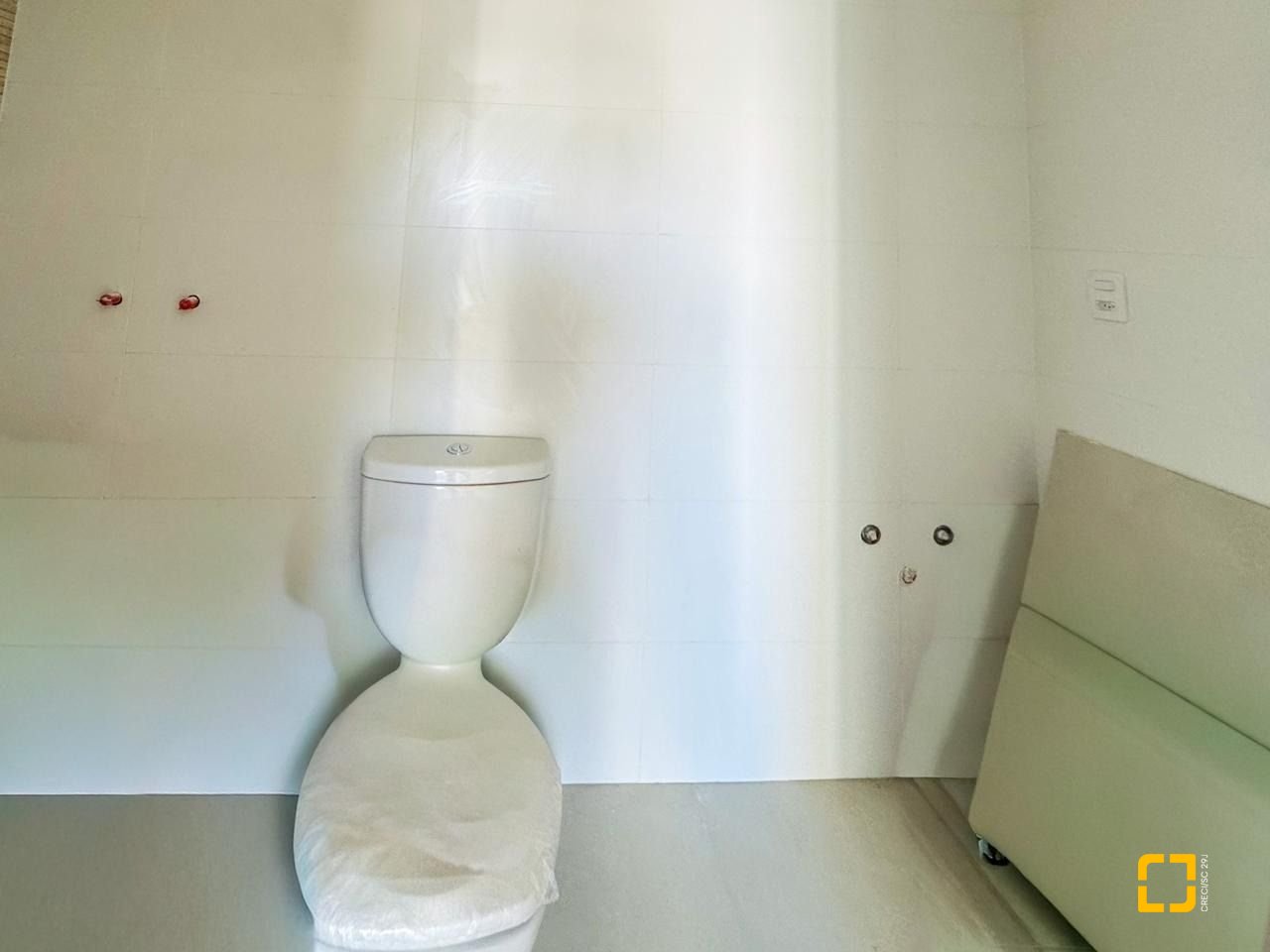 Casa com 132m², 6 quartos (sendo 3 suítes), 2 garagens, no bairro Campeche em Florianópolis