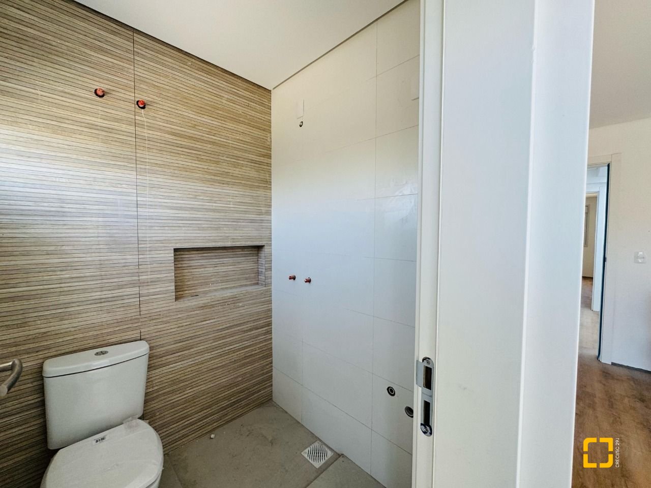 Casa com 132m², 6 quartos (sendo 3 suítes), 2 garagens, no bairro Campeche em Florianópolis