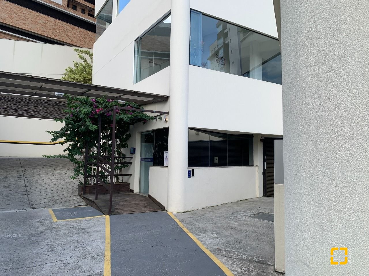 Apartamento com 72m², 3 quartos (sendo 1 suíte), 2 garagens, no bairro Itacorubi em Florianópolis