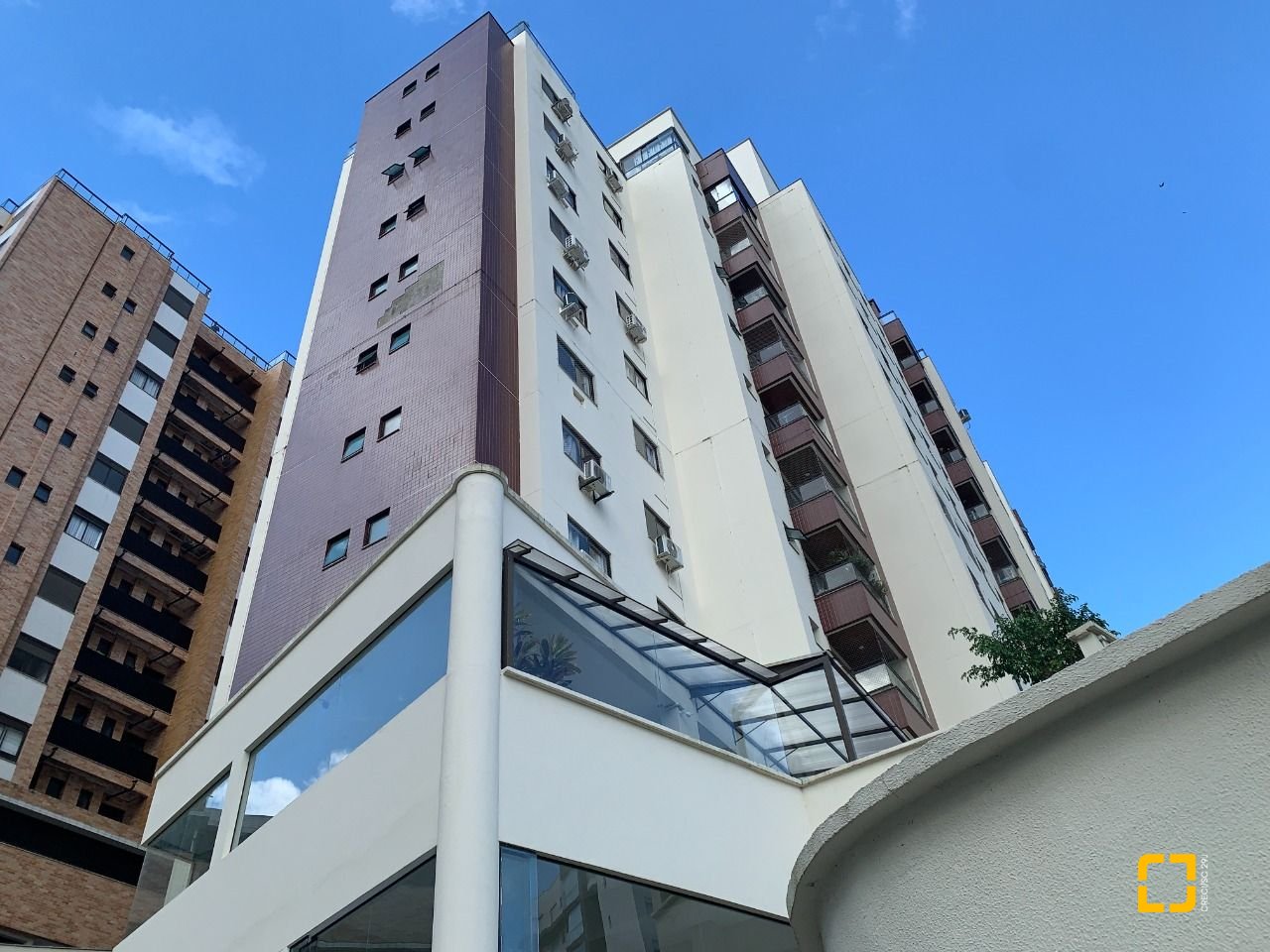 Apartamento com 72m², 3 quartos (sendo 1 suíte), 2 garagens, no bairro Itacorubi em Florianópolis