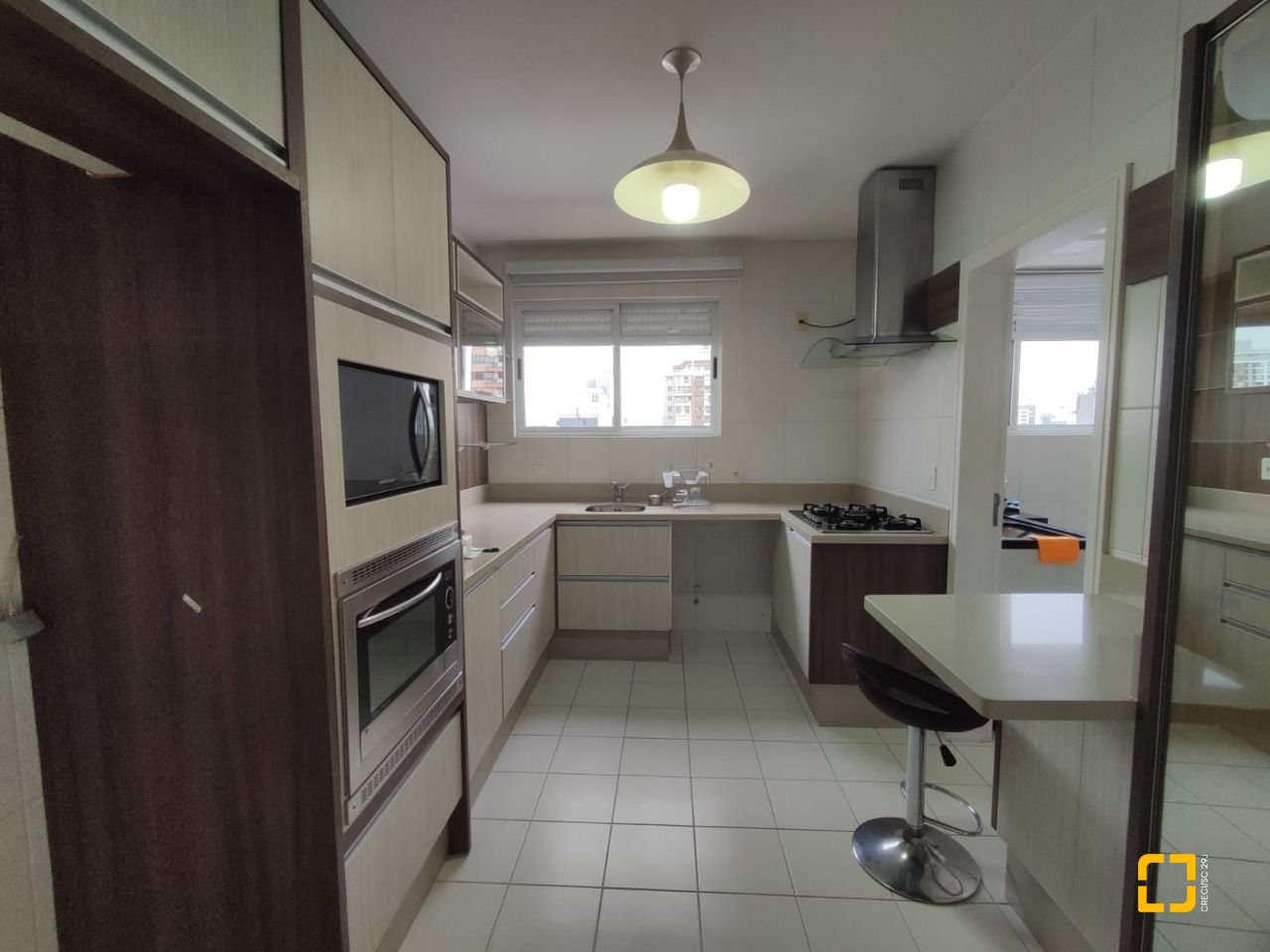 Apartamento com 121m², 6 quartos (sendo 2 suítes), 2 garagens, no bairro Balneário em Florianópolis