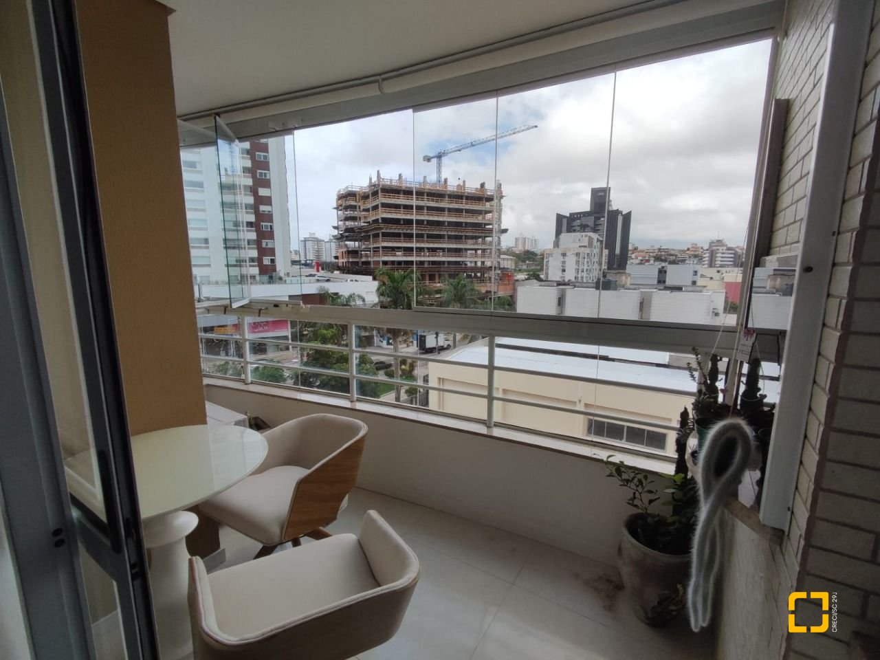 Apartamento com 121m², 6 quartos (sendo 2 suítes), 2 garagens, no bairro Balneário em Florianópolis
