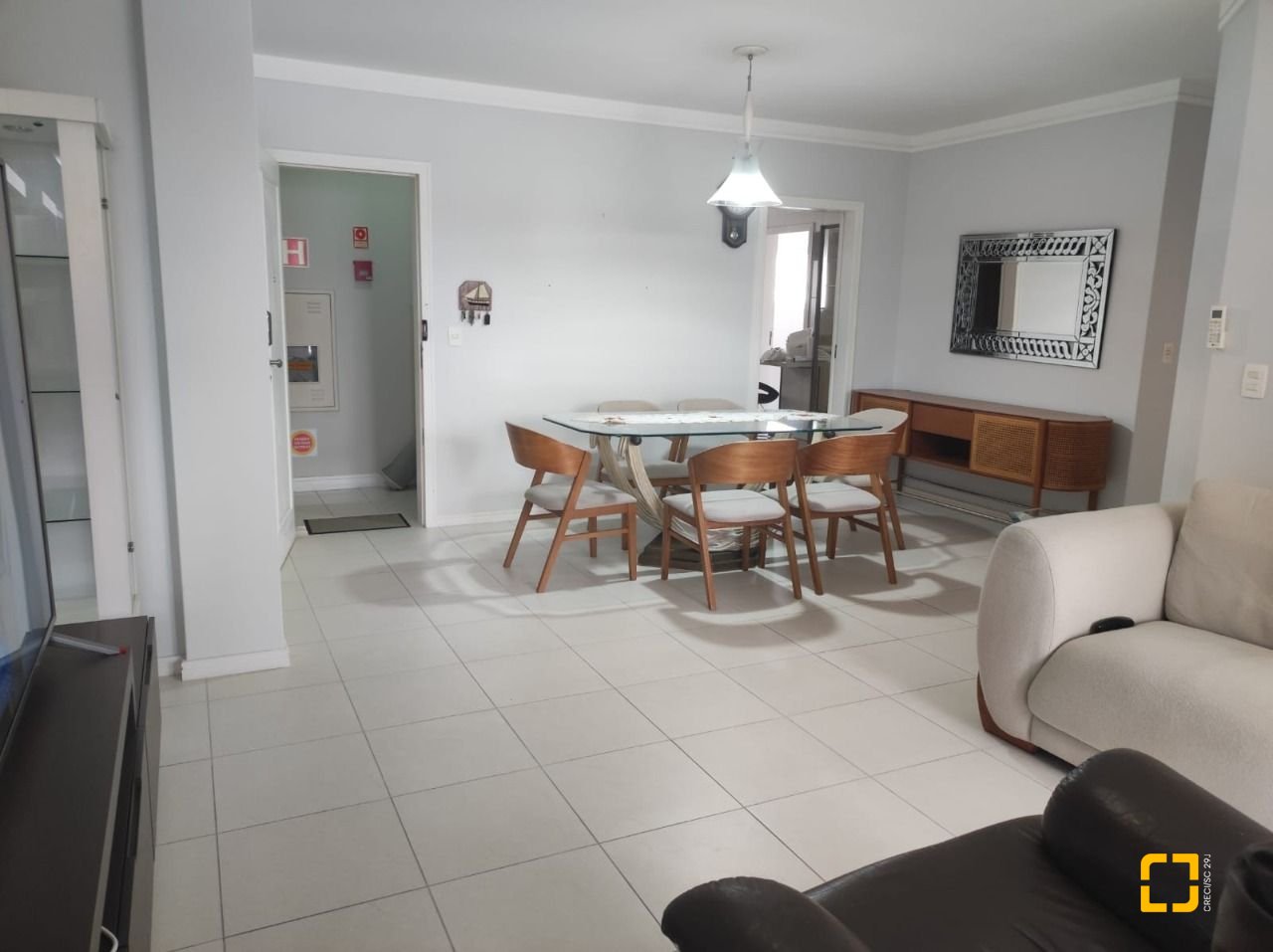 Apartamento com 121m², 6 quartos (sendo 2 suítes), 2 garagens, no bairro Balneário em Florianópolis