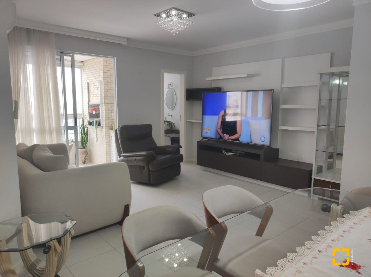 Apartamento com 121m², 6 quartos (sendo 2 suítes), 2 garagens, no bairro Balneário em Florianópolis