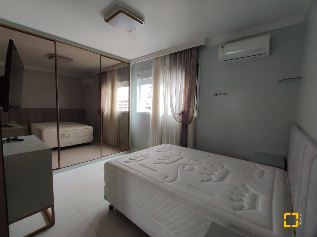 Apartamento com 121m², 6 quartos (sendo 2 suítes), 2 garagens, no bairro Balneário em Florianópolis