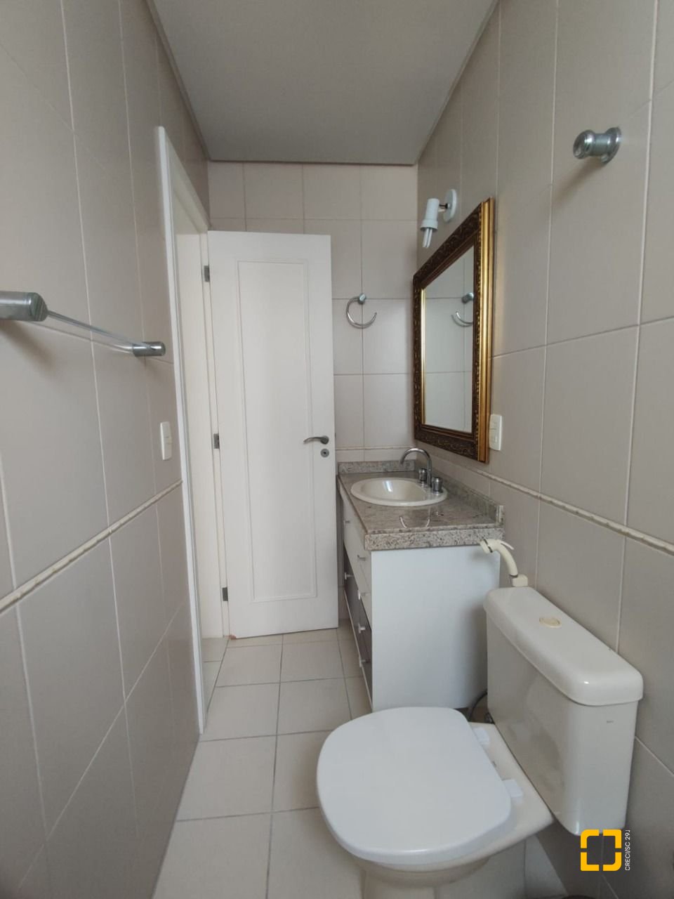 Apartamento com 121m², 6 quartos (sendo 2 suítes), 2 garagens, no bairro Balneário em Florianópolis