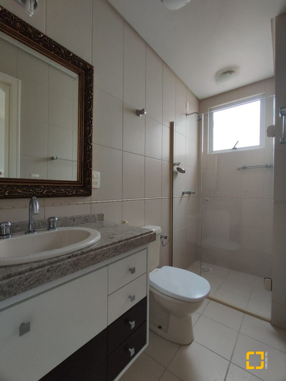 Apartamento com 121m², 6 quartos (sendo 2 suítes), 2 garagens, no bairro Balneário em Florianópolis