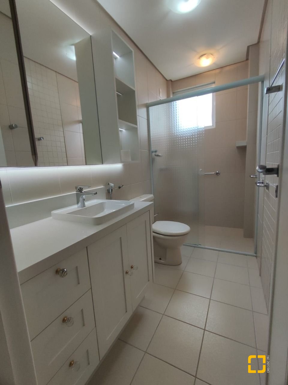 Apartamento com 121m², 6 quartos (sendo 2 suítes), 2 garagens, no bairro Balneário em Florianópolis
