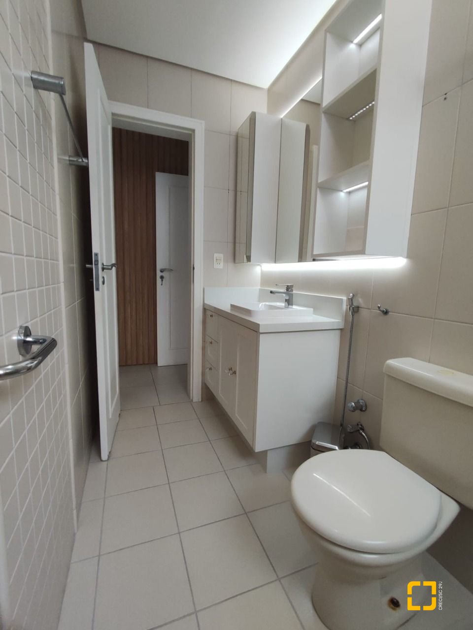Apartamento com 121m², 6 quartos (sendo 2 suítes), 2 garagens, no bairro Balneário em Florianópolis