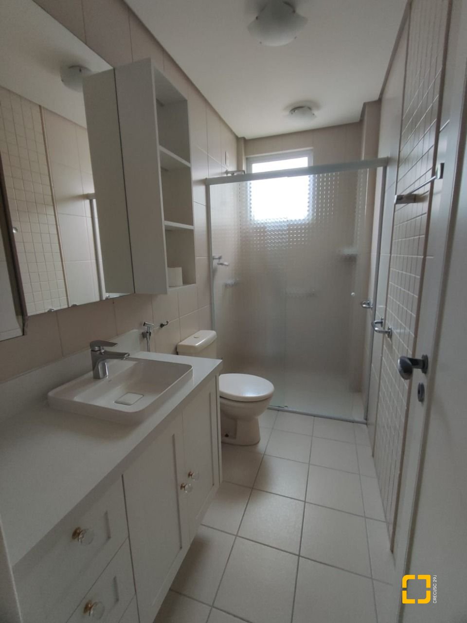 Apartamento com 121m², 6 quartos (sendo 2 suítes), 2 garagens, no bairro Balneário em Florianópolis