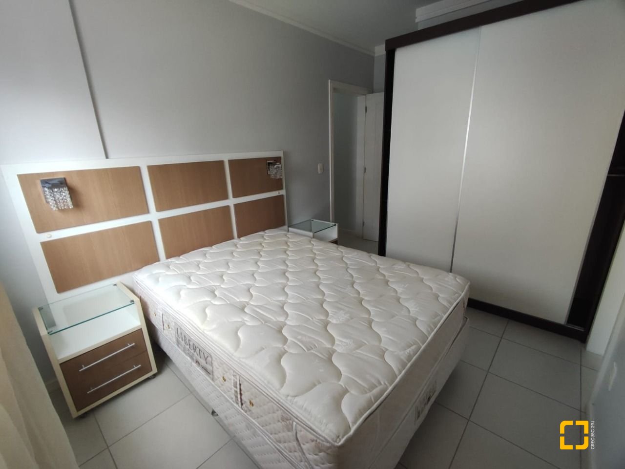 Apartamento com 121m², 6 quartos (sendo 2 suítes), 2 garagens, no bairro Balneário em Florianópolis