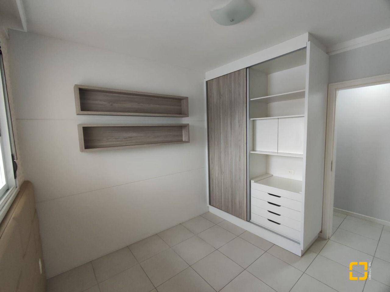 Apartamento com 121m², 6 quartos (sendo 2 suítes), 2 garagens, no bairro Balneário em Florianópolis