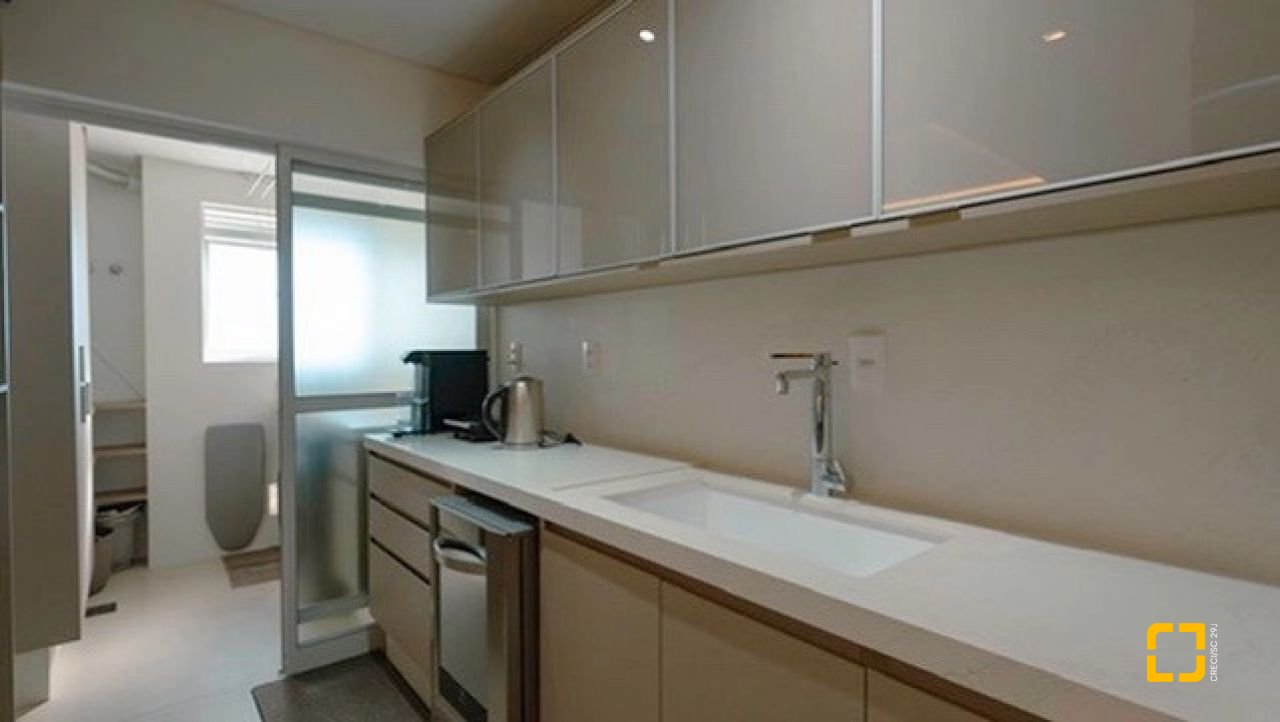 Apartamento com 122m², 4 quartos (sendo 1 suíte), 2 garagens, no bairro Beiramar em Florianópolis