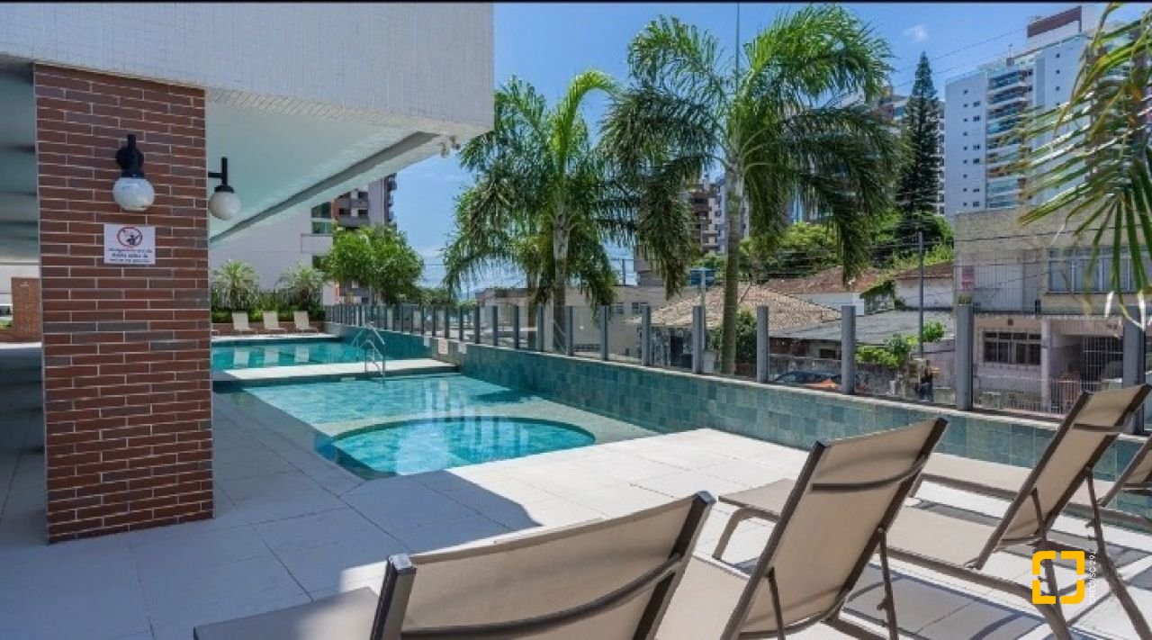 Apartamento com 122m², 4 quartos (sendo 1 suíte), 2 garagens, no bairro Beiramar em Florianópolis