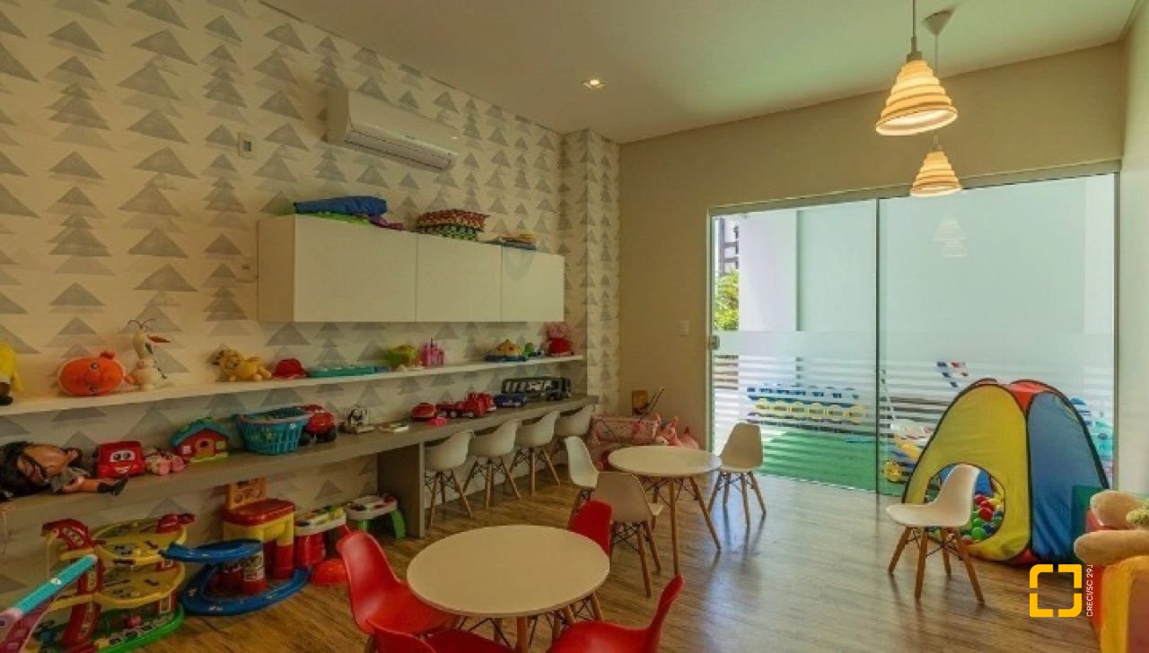 Apartamento com 122m², 4 quartos (sendo 1 suíte), 2 garagens, no bairro Beiramar em Florianópolis
