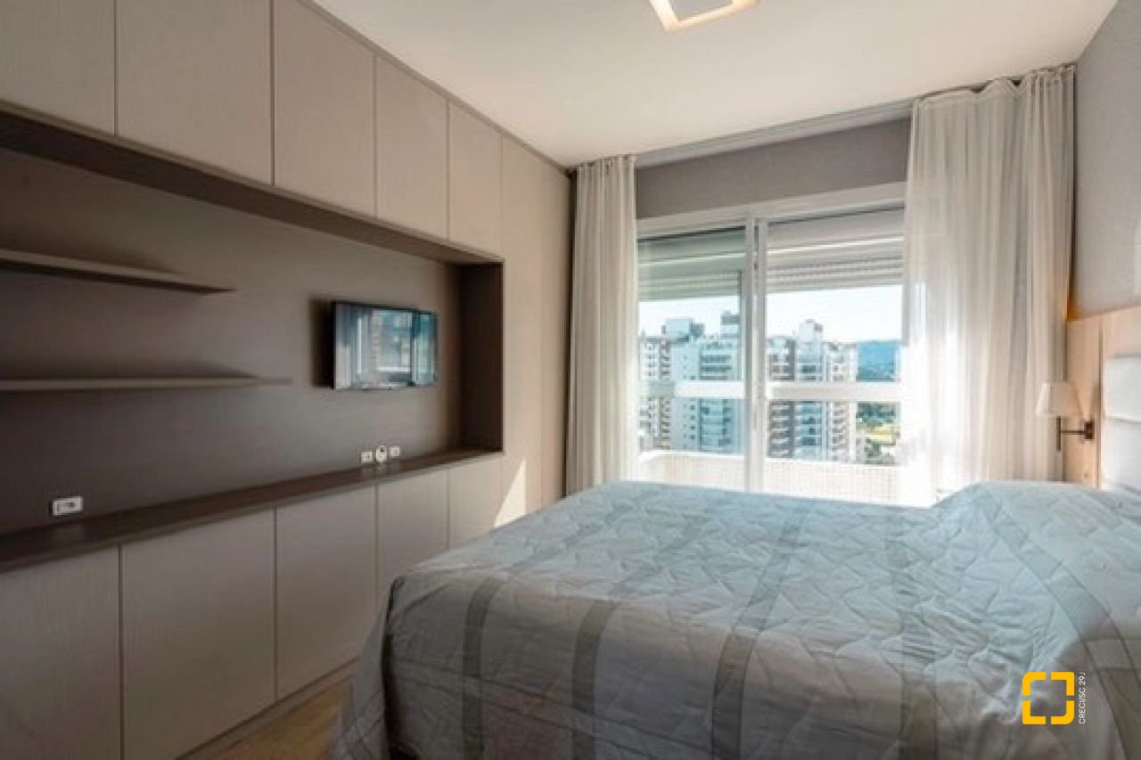 Apartamento com 122m², 4 quartos (sendo 1 suíte), 2 garagens, no bairro Beiramar em Florianópolis