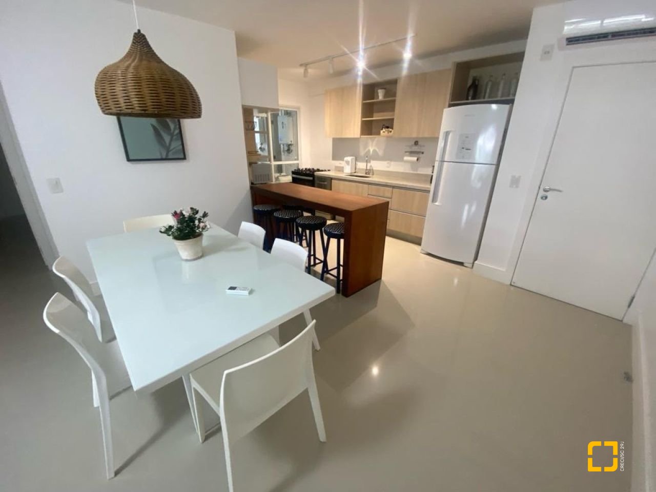 Apartamento com 137m², 5 quartos (sendo 4 suítes), 2 garagens, no bairro Canasvieiras em Florianópolis
