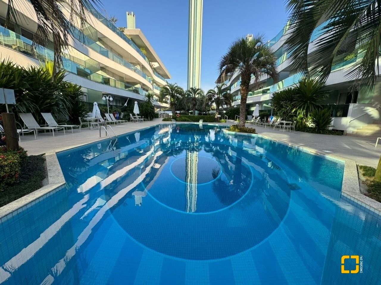 Apartamento com 137m², 5 quartos (sendo 4 suítes), 2 garagens, no bairro Canasvieiras em Florianópolis