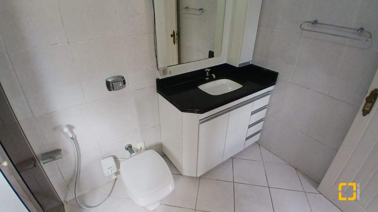 Casa com 237m², 6 quartos (sendo 1 suíte), 6 garagens, no bairro Balneário em Florianópolis