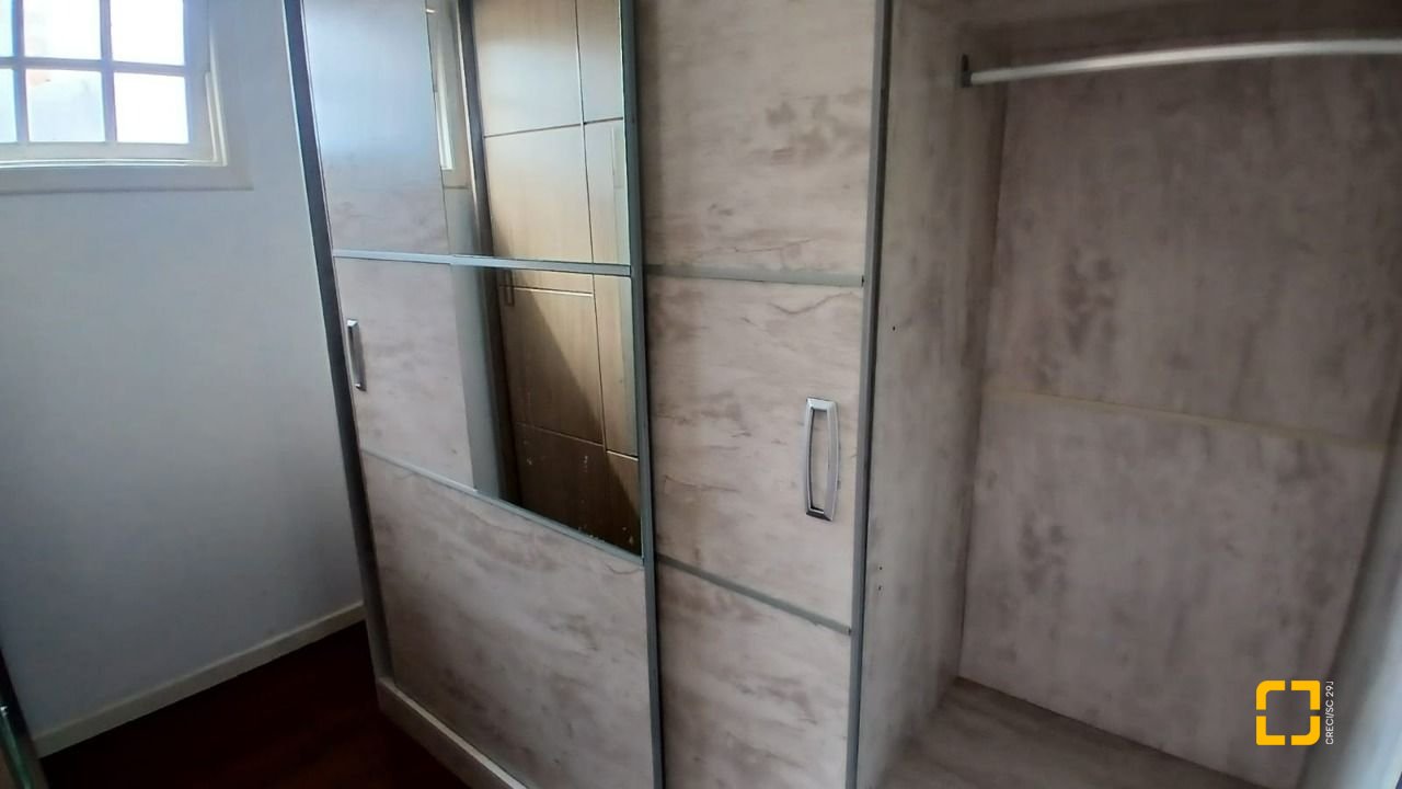 Casa com 237m², 6 quartos (sendo 1 suíte), 6 garagens, no bairro Balneário em Florianópolis