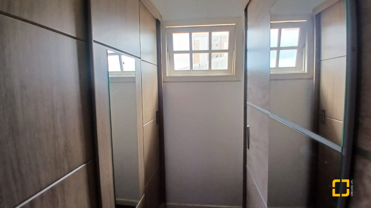 Casa com 237m², 6 quartos (sendo 1 suíte), 6 garagens, no bairro Balneário em Florianópolis