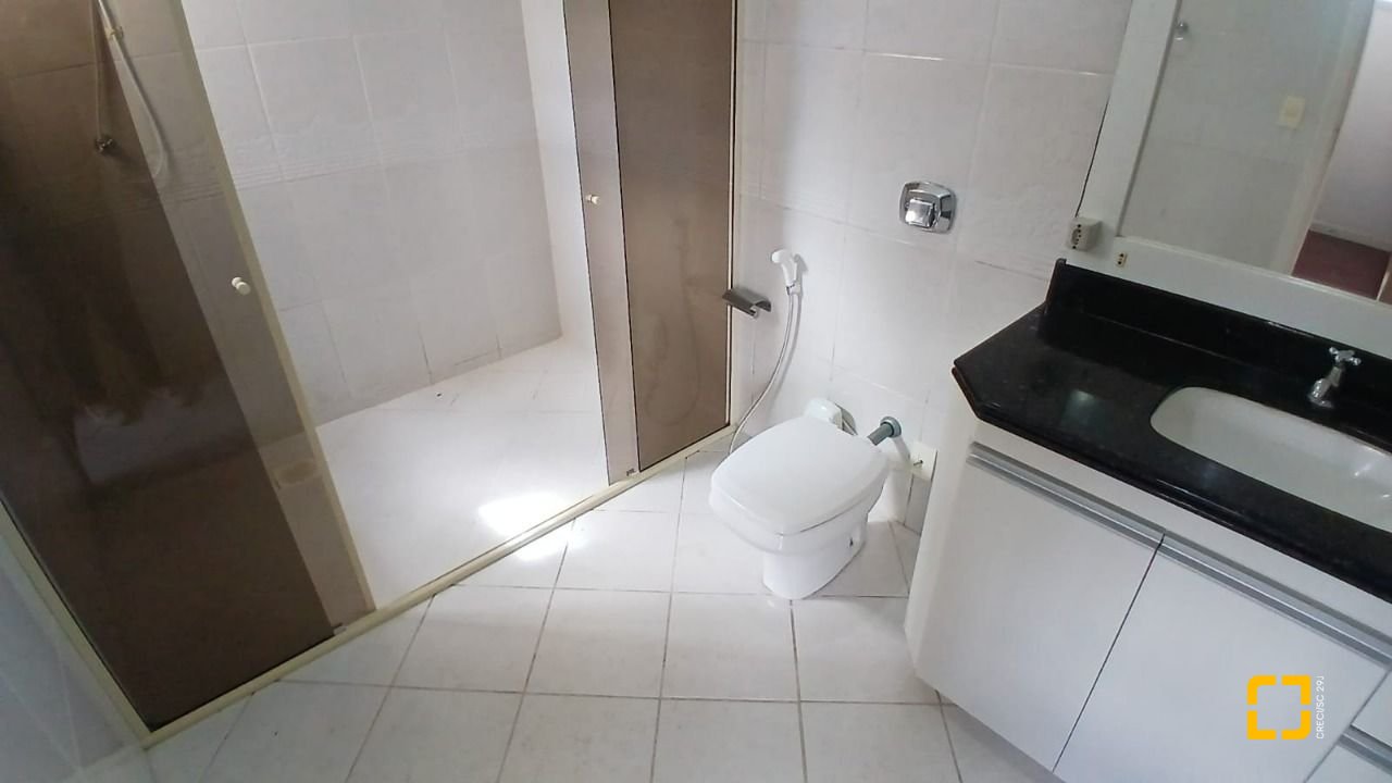 Casa com 237m², 6 quartos (sendo 1 suíte), 6 garagens, no bairro Balneário em Florianópolis