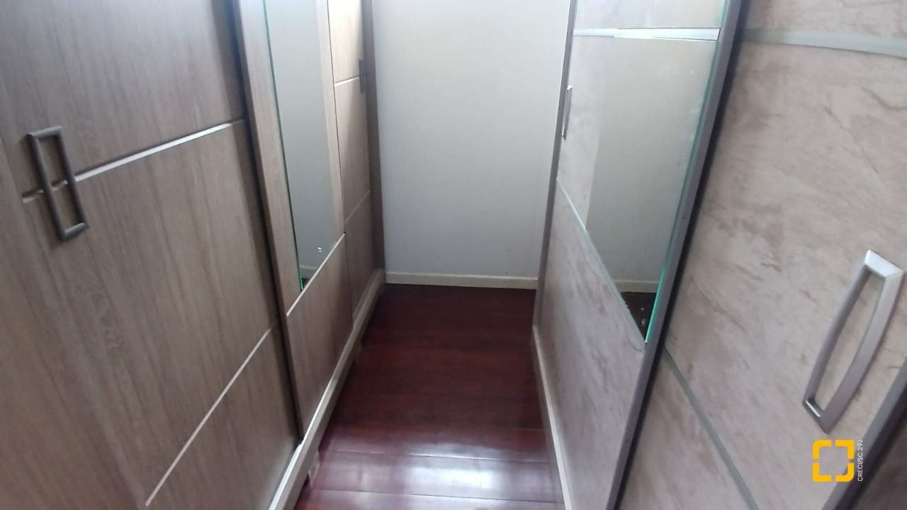 Casa com 237m², 6 quartos (sendo 1 suíte), 6 garagens, no bairro Balneário em Florianópolis