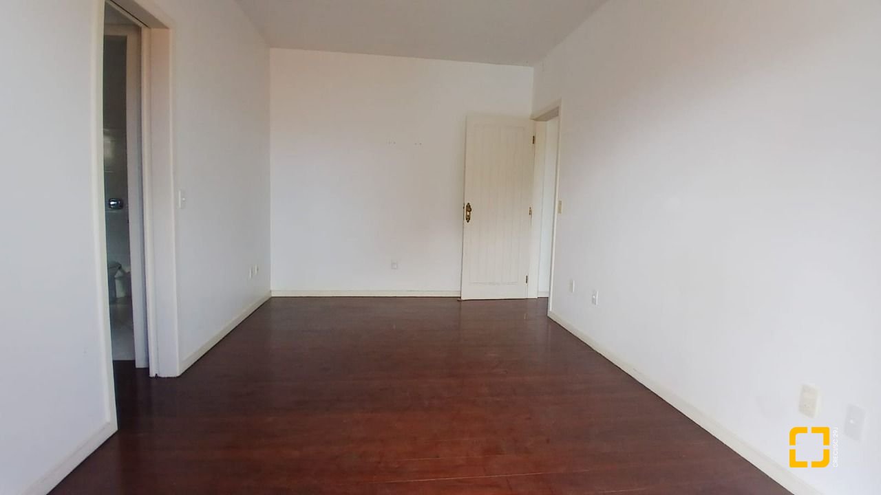 Casa com 237m², 6 quartos (sendo 1 suíte), 6 garagens, no bairro Balneário em Florianópolis