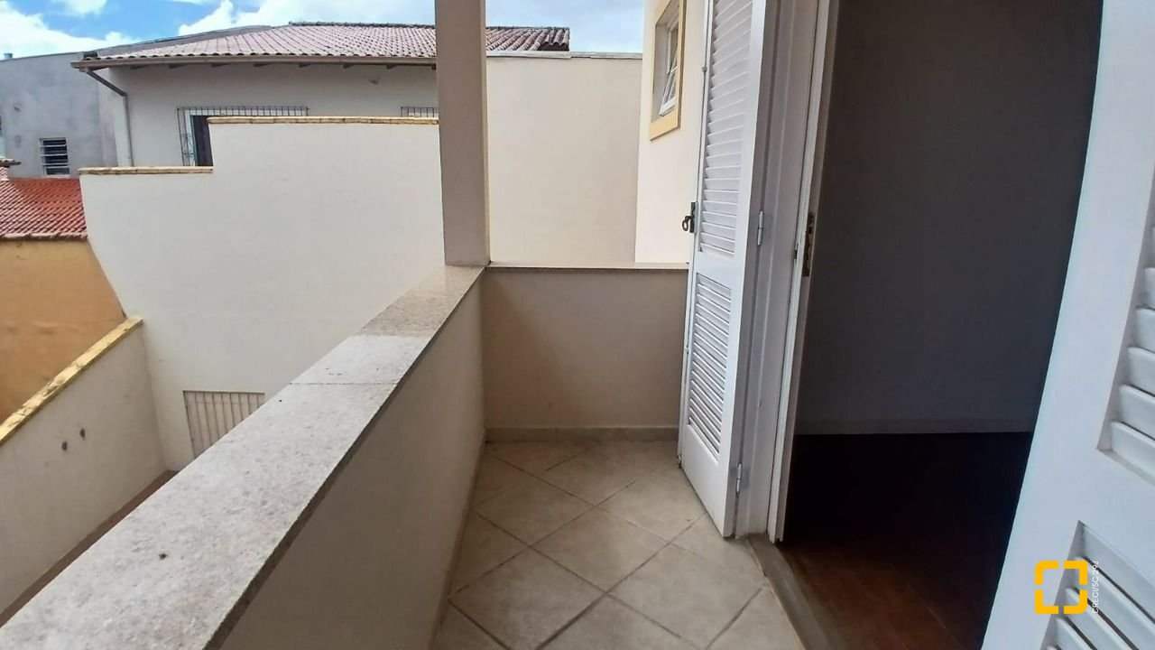 Casa com 237m², 6 quartos (sendo 1 suíte), 6 garagens, no bairro Balneário em Florianópolis