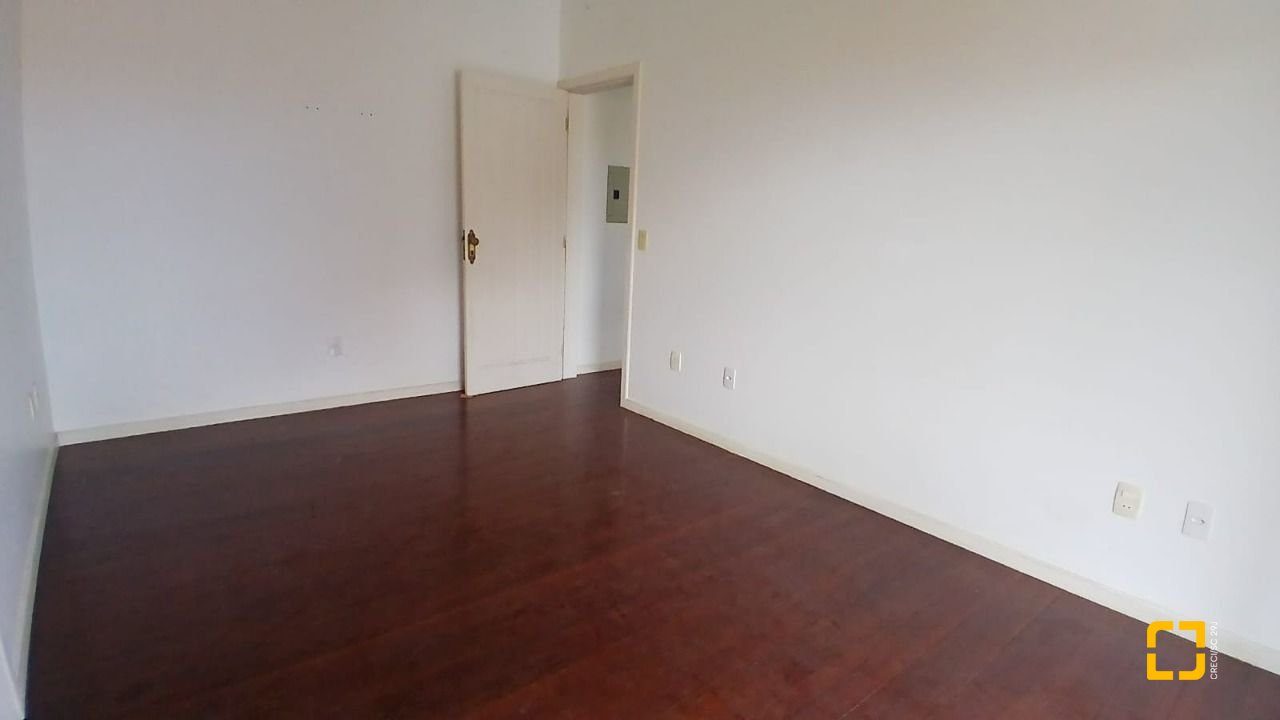 Casa com 237m², 6 quartos (sendo 1 suíte), 6 garagens, no bairro Balneário em Florianópolis