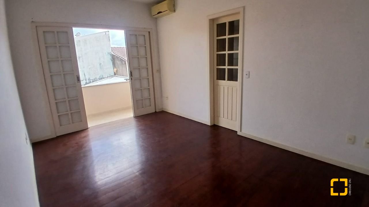 Casa com 237m², 6 quartos (sendo 1 suíte), 6 garagens, no bairro Balneário em Florianópolis