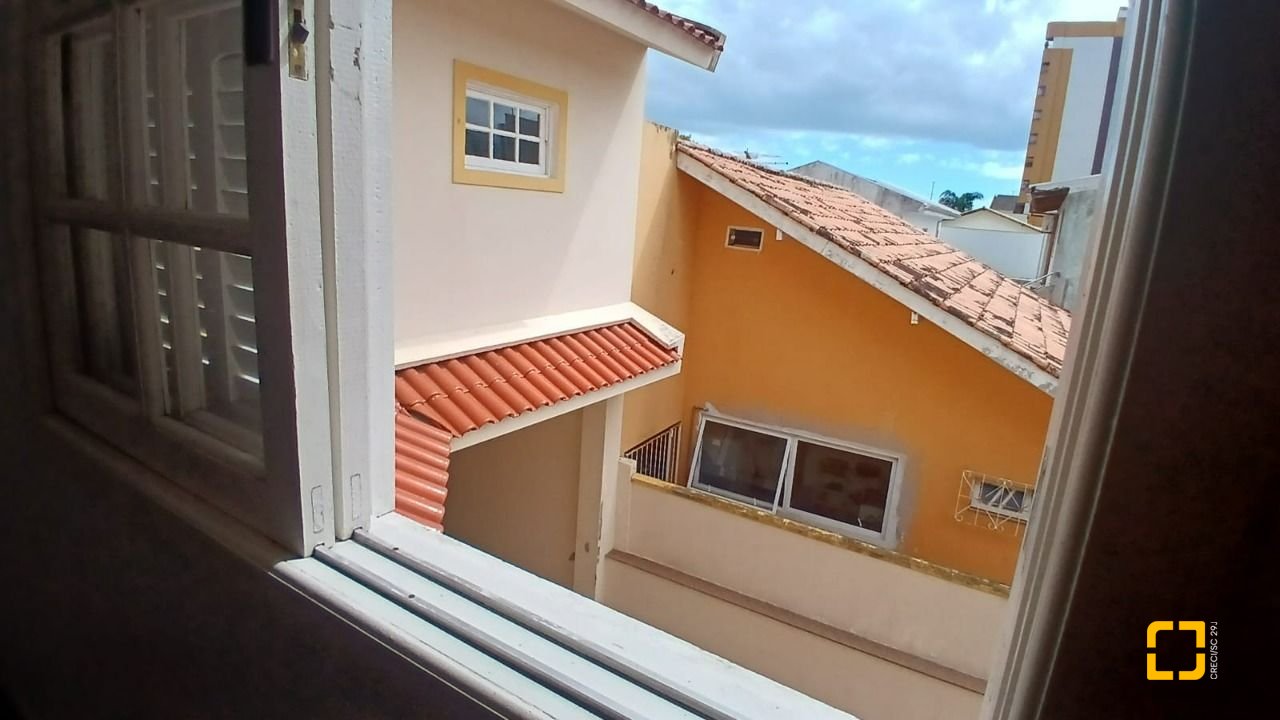 Casa com 237m², 6 quartos (sendo 1 suíte), 6 garagens, no bairro Balneário em Florianópolis