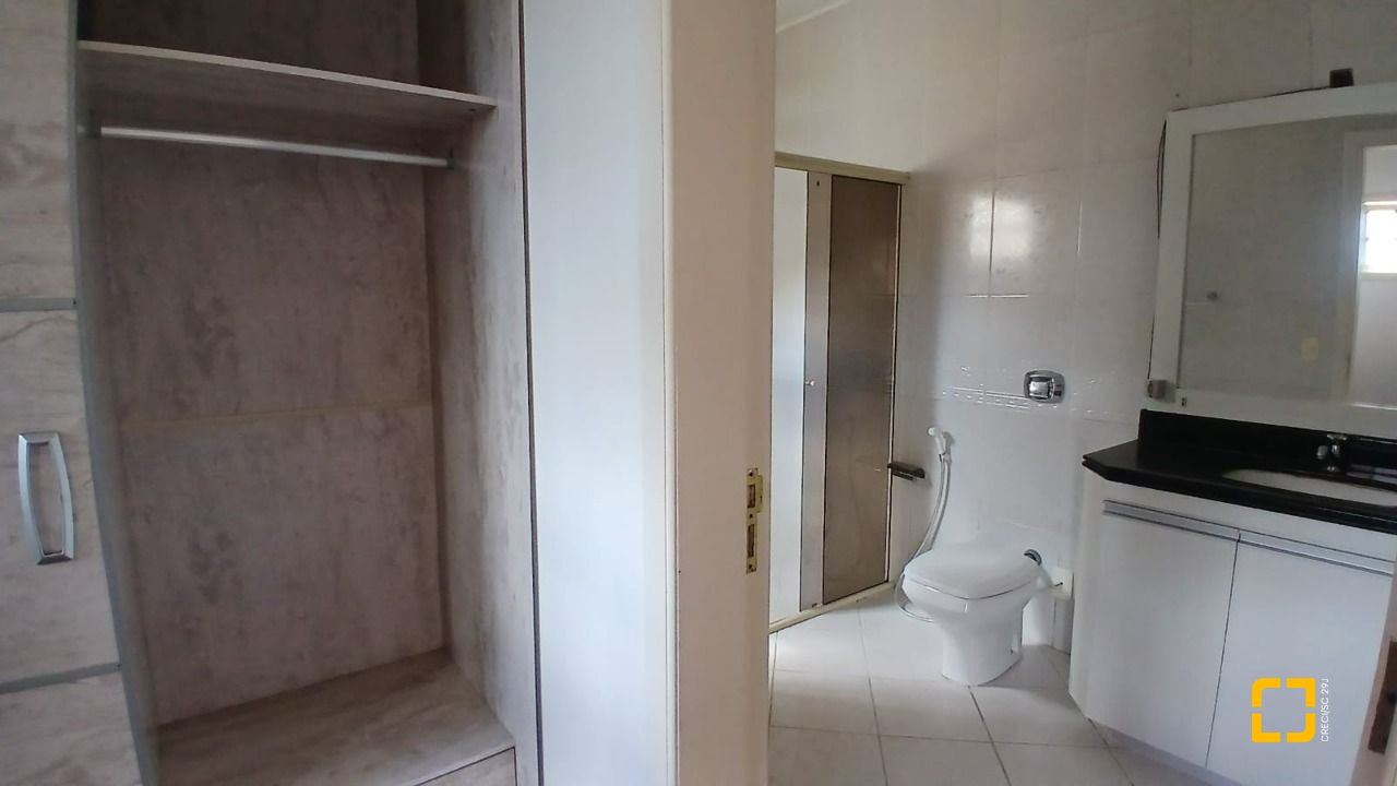 Casa com 237m², 6 quartos (sendo 1 suíte), 6 garagens, no bairro Balneário em Florianópolis