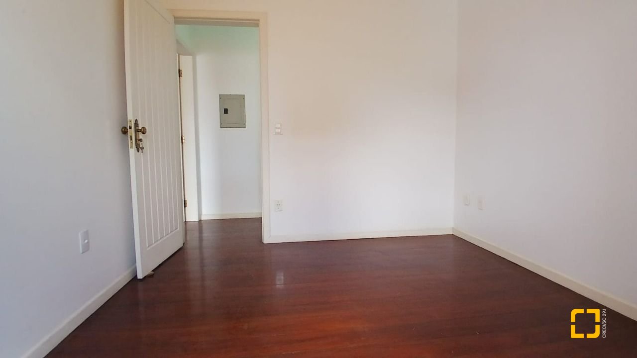 Casa com 237m², 6 quartos (sendo 1 suíte), 6 garagens, no bairro Balneário em Florianópolis