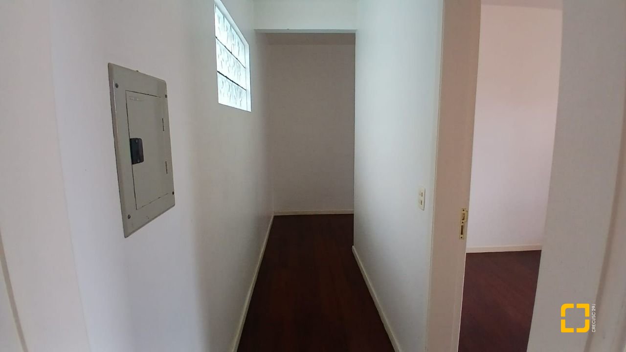 Casa com 237m², 6 quartos (sendo 1 suíte), 6 garagens, no bairro Balneário em Florianópolis