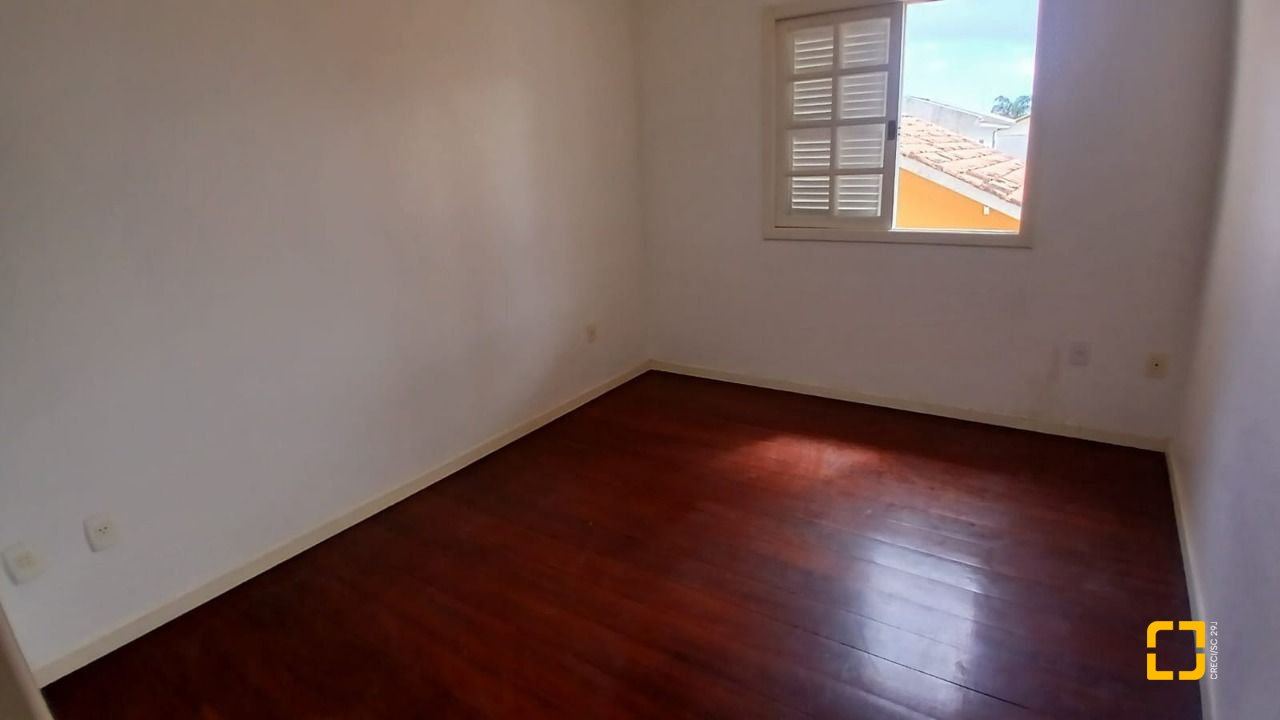 Casa com 237m², 6 quartos (sendo 1 suíte), 6 garagens, no bairro Balneário em Florianópolis