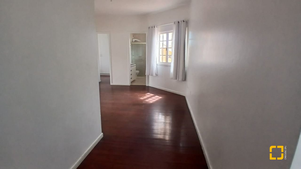 Casa com 237m², 6 quartos (sendo 1 suíte), 6 garagens, no bairro Balneário em Florianópolis