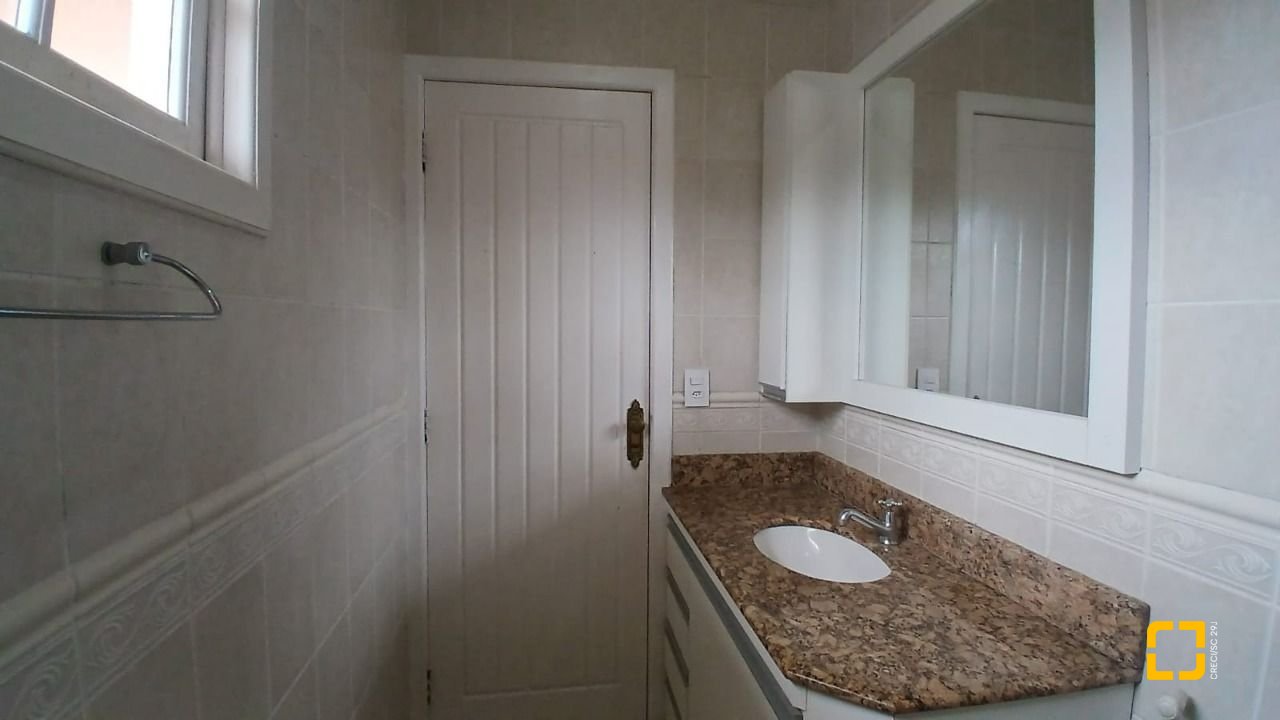 Casa com 237m², 6 quartos (sendo 1 suíte), 6 garagens, no bairro Balneário em Florianópolis