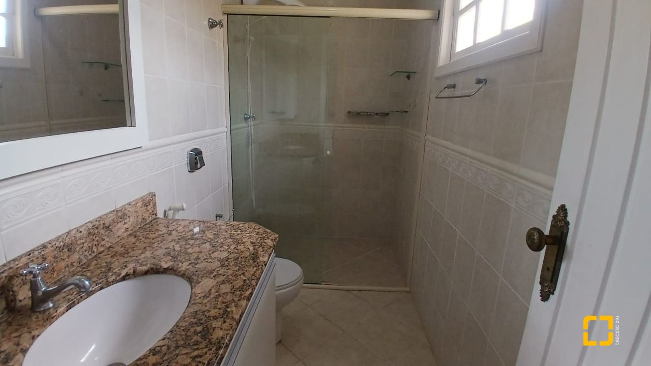 Casa com 237m², 6 quartos (sendo 1 suíte), 6 garagens, no bairro Balneário em Florianópolis