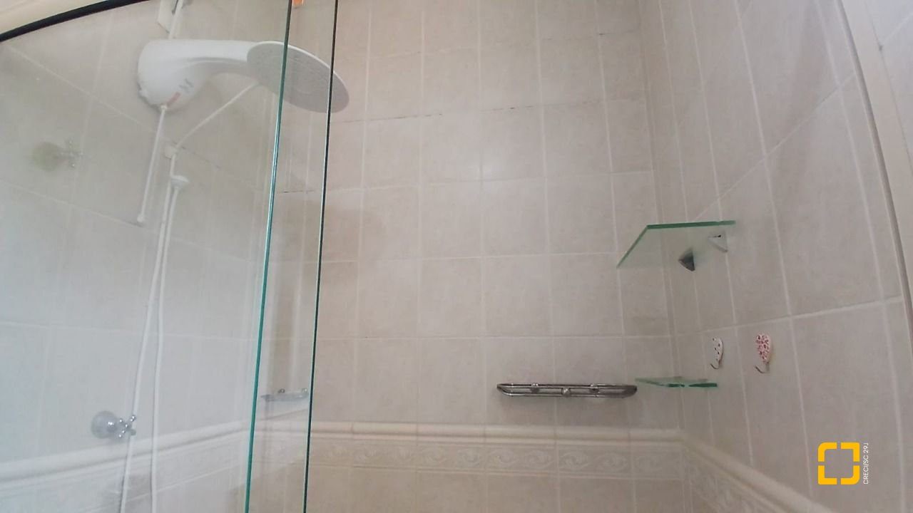 Casa com 237m², 6 quartos (sendo 1 suíte), 6 garagens, no bairro Balneário em Florianópolis