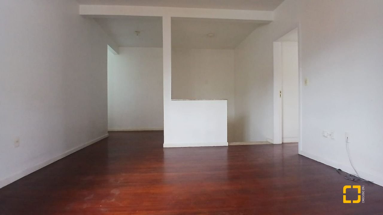 Casa com 237m², 6 quartos (sendo 1 suíte), 6 garagens, no bairro Balneário em Florianópolis